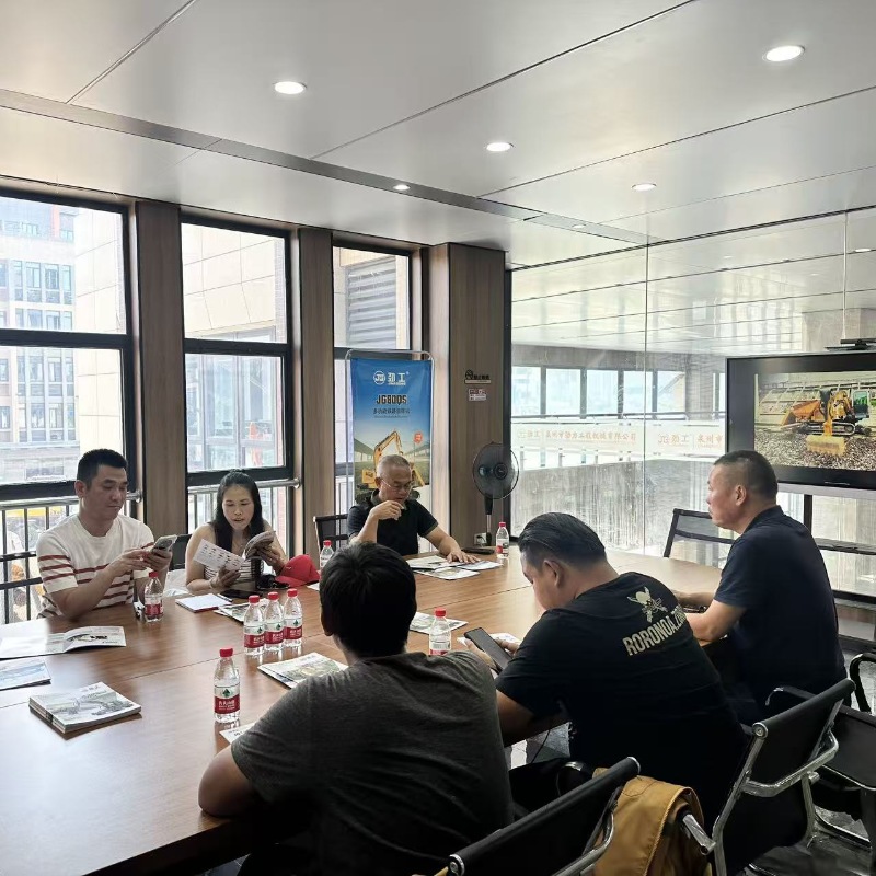 La délégation d'experts ferroviaires thaïlandais a visité et inspecté le fonctionnement efficace de la machine de coupe de chemin de fer