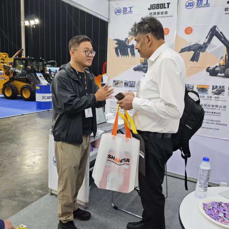 L'excavatrice Jinggong brille au Salon international des technologies de la construction et de l'exploitation minière en Thaïlande : les excavatrices ferroviaires attirent l'attention du monde entier