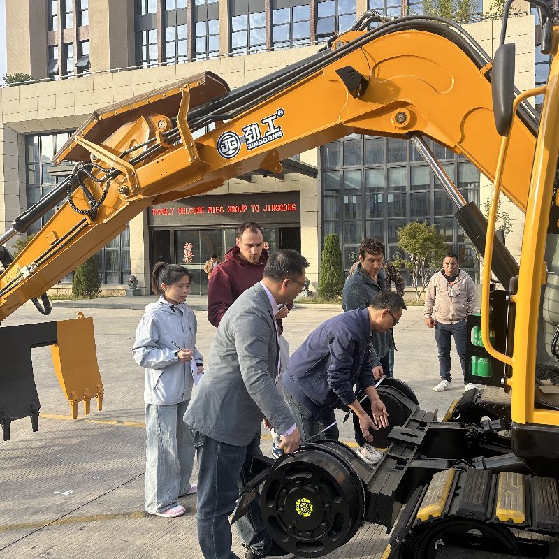 La délégation ferroviaire chilienne a visité Jinggong Railway Machinery Co., Ltd. afin d'approfondir la coopération sur le marché sud-américain.