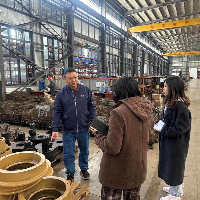 Des clients russes ont visité l'usine d'excavatrices Jinggong et ont élaboré conjointement un nouveau plan de coopération mondiale.
