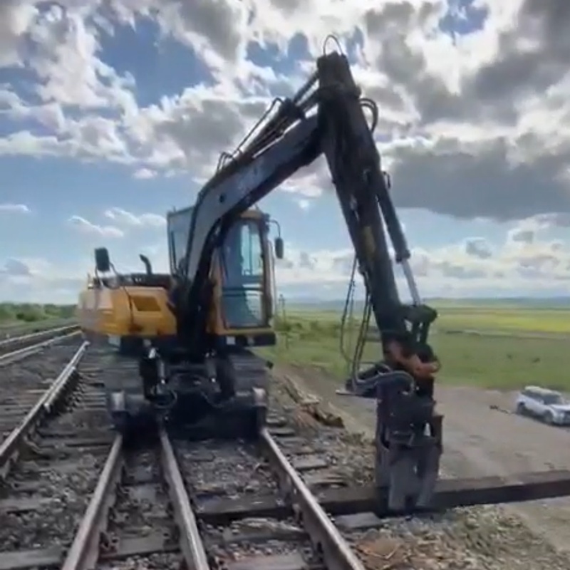 Des clients russes partagent des vidéos de construction pour témoigner des excellentes performances du changeur d'oreillers ferroviaire sur les chemins de fer russes.