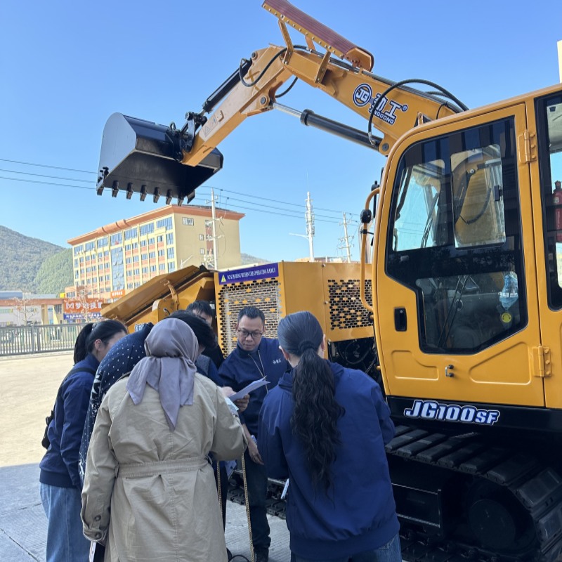 Une délégation indonésienne inspecte la machine de criblage ferroviaire JG100SF chez Jinggong Excavator