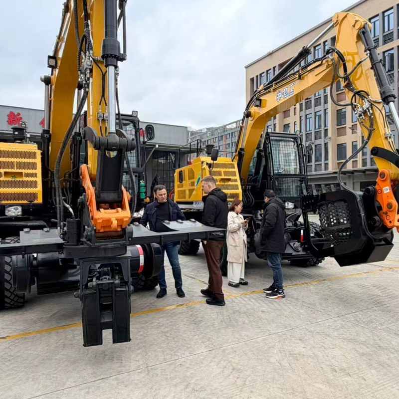 Des clients russes ont visité la société Jinggong Excavator pour inspecter les équipements d'excavation ferroviaire.