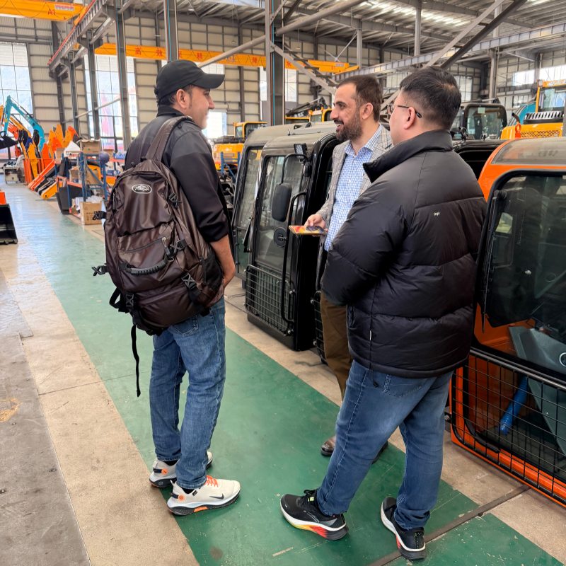 A Pakistani client visited Jinggong Railway Excavator Company for a visit and exchange.