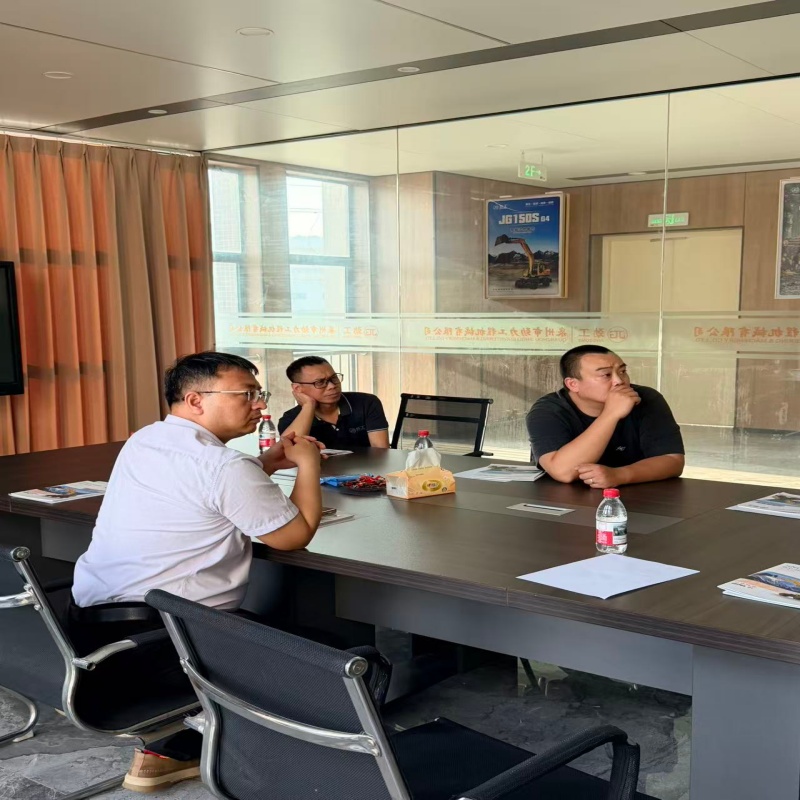 Des clients malaisiens ont visité Jinggong Excavator pour se renseigner sur les accessoires pour l'huile de palme.