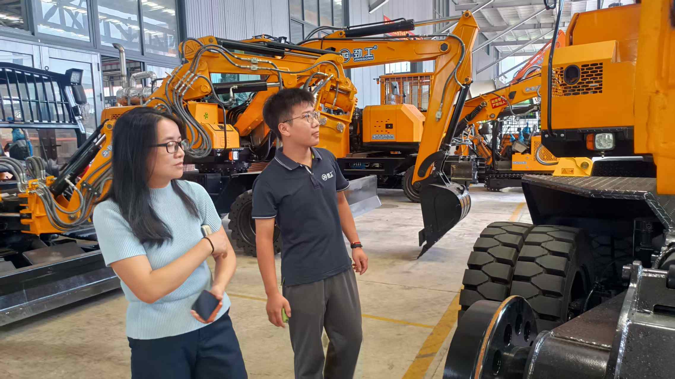 Visite d'un client russe chez Quanzhou JINGGONG Machinery pour une inspection sur site des machines et une discussion technique sur les excavatrices minières.
