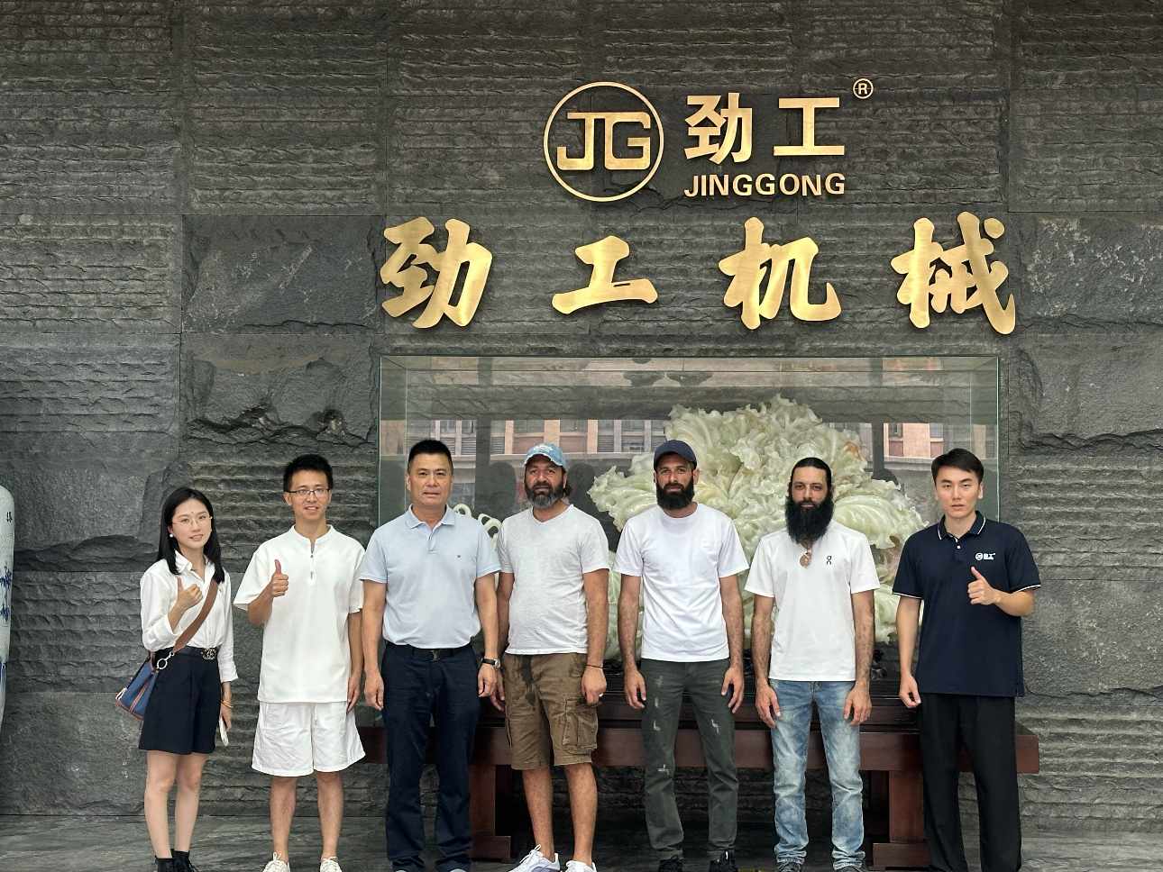 Des clients sud-africains visitent JINGGONG pour une inspection d'usine et un échange technique.
